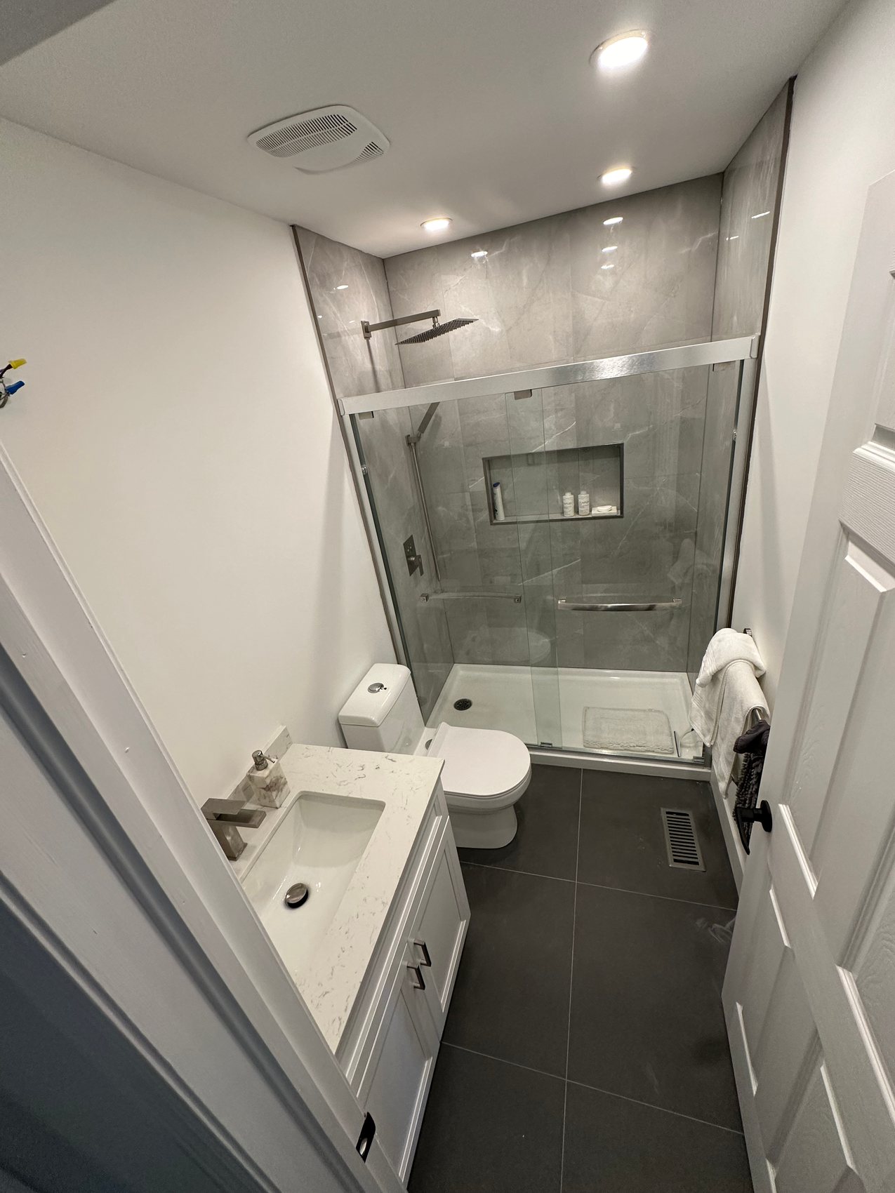 Compact ensuite - Glass shower · Space planning