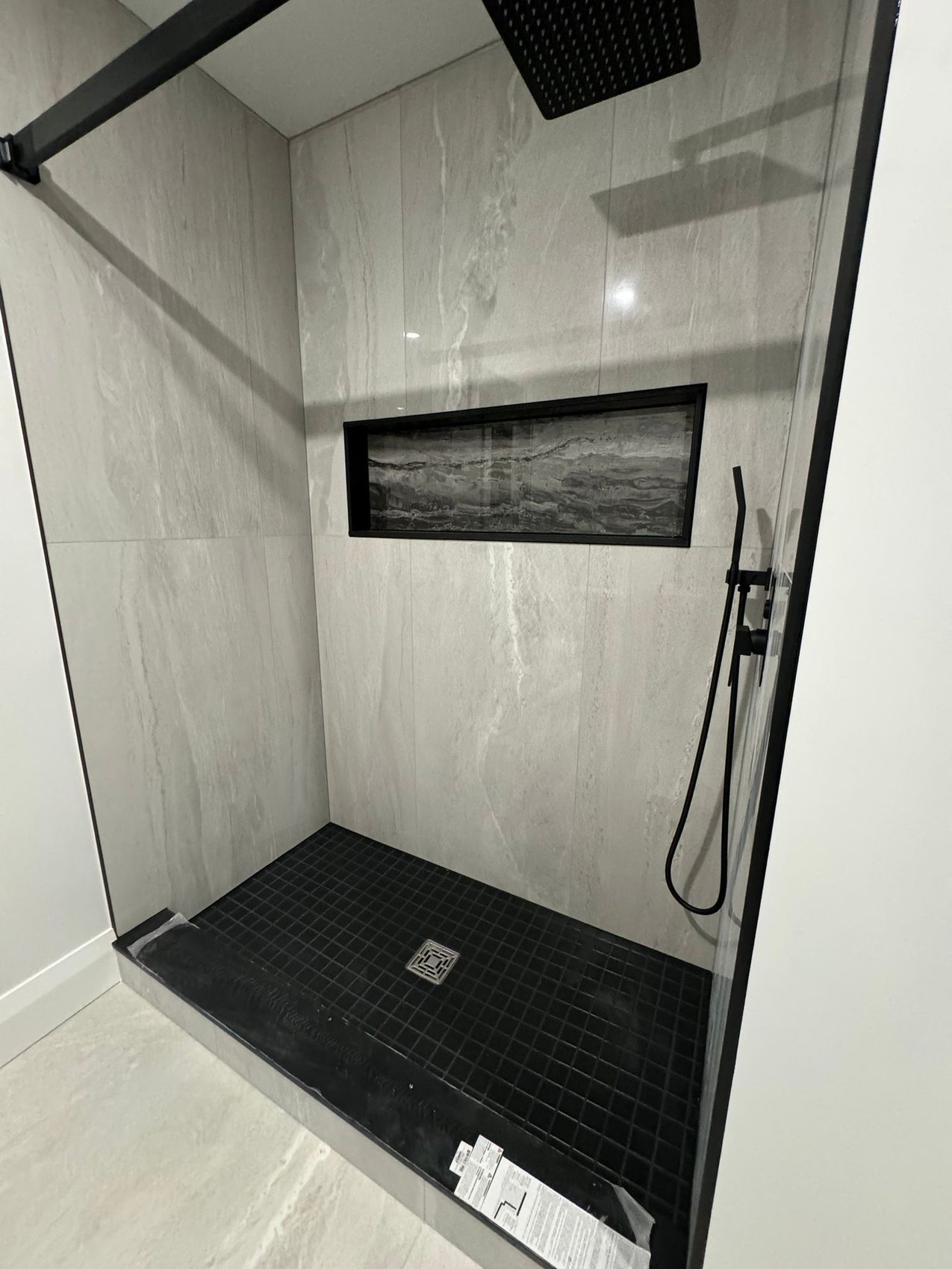 Large-format tile - Black mosaic pan · Rain head
