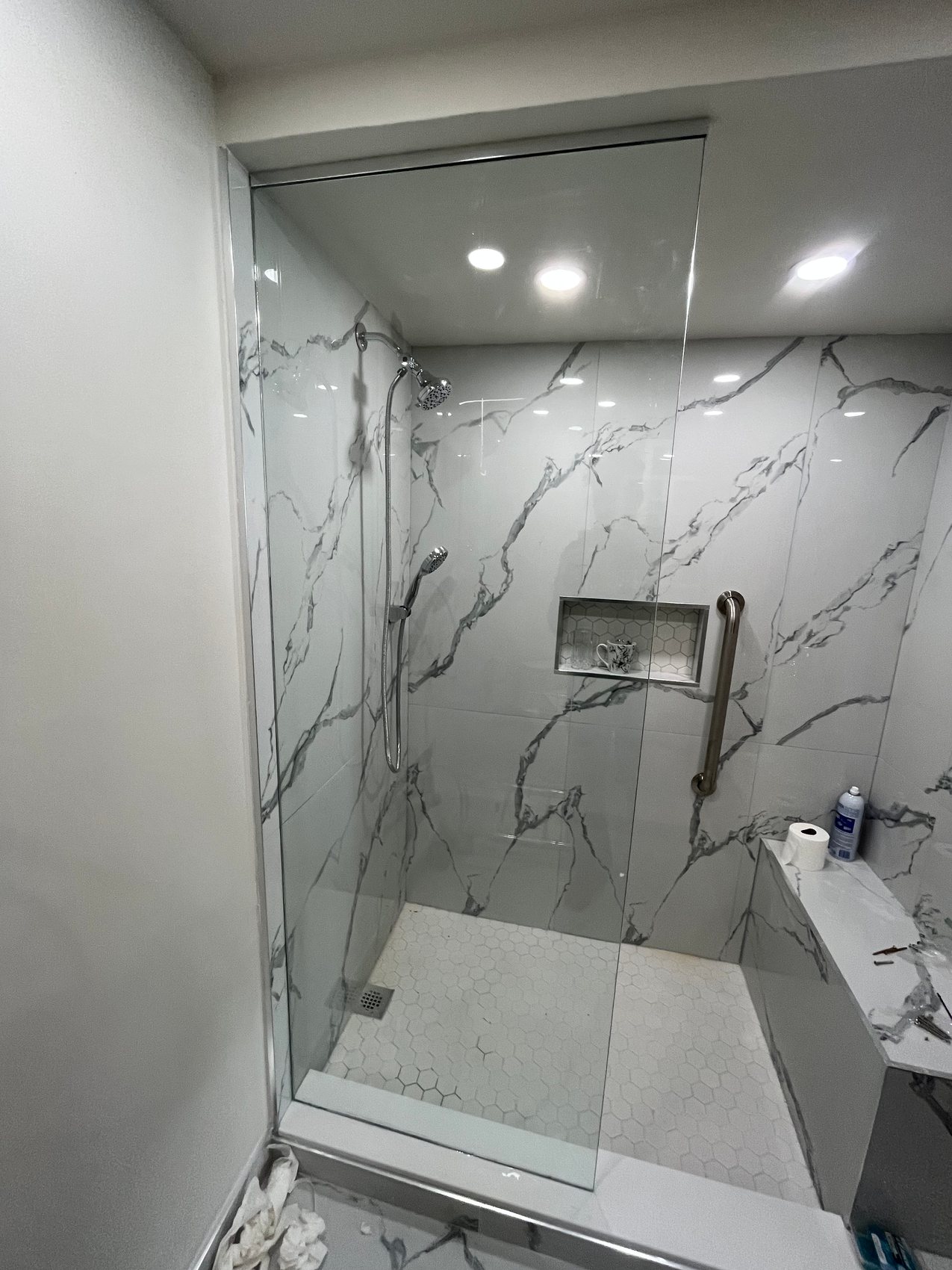 Recessed niche - Marble surround · Linear drain