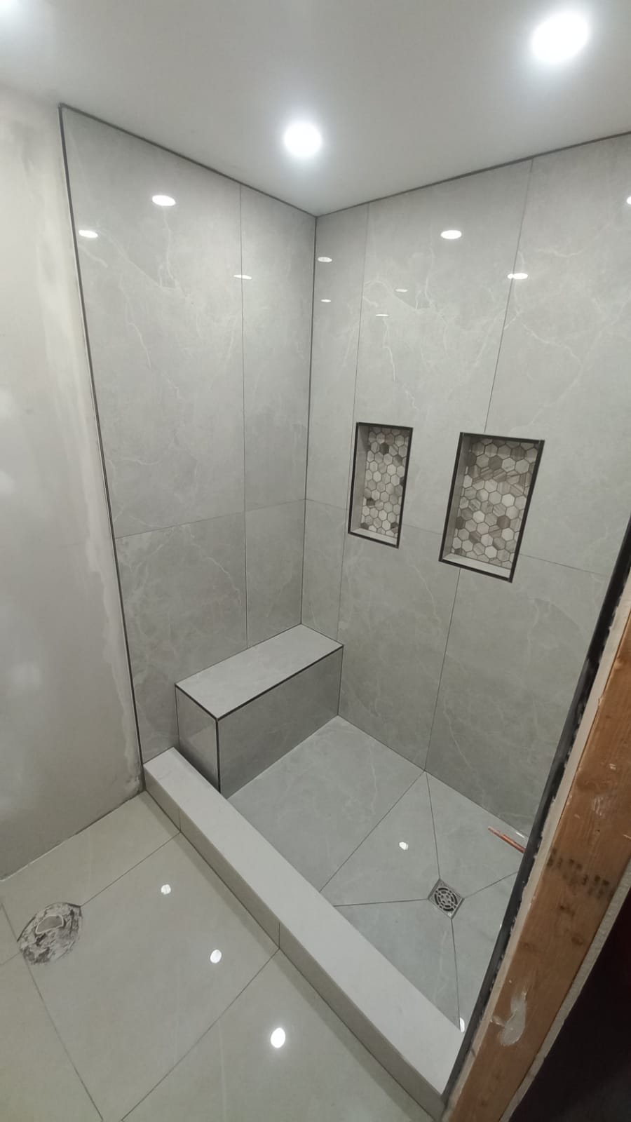 Walk-in shower - Built-in bench · Curbless entry