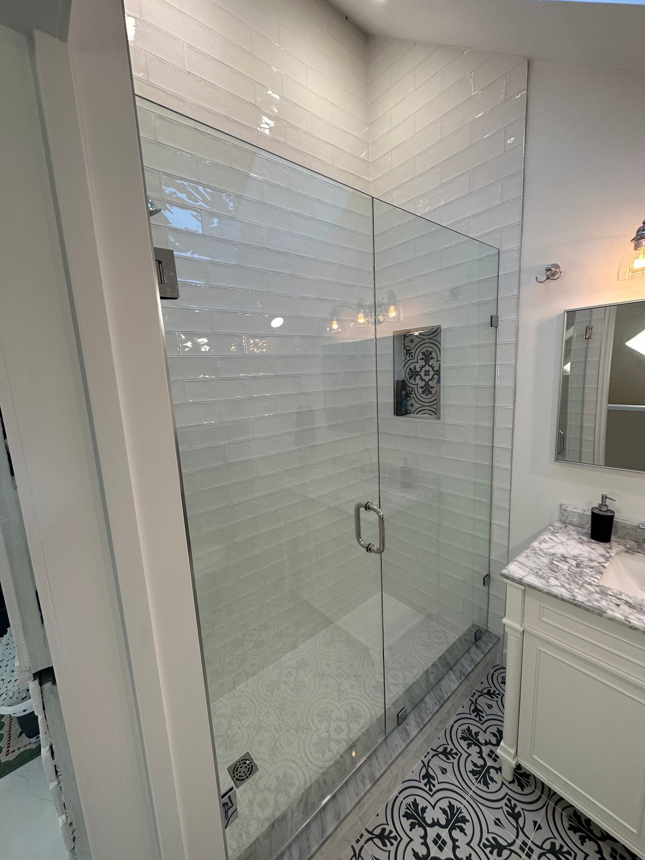 Full-height tile - Frameless glass · Stone counter
