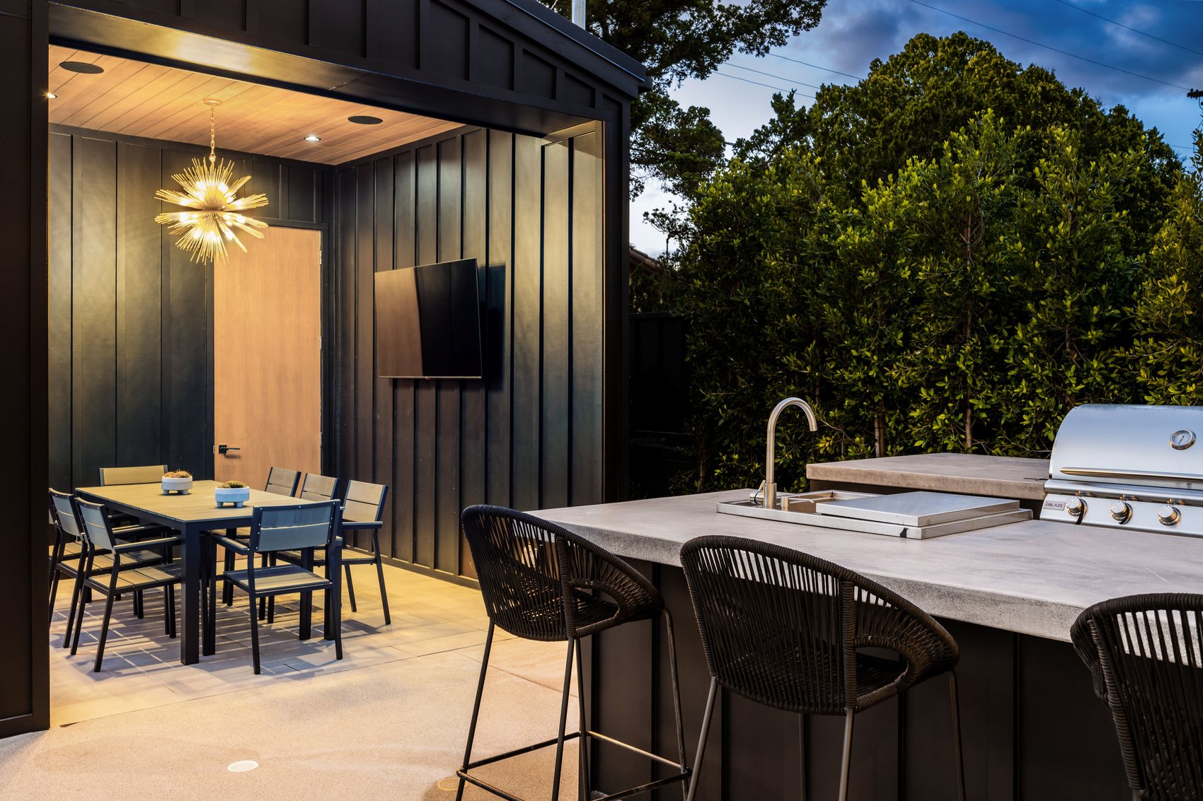 Covered pavilion - Outdoor kitchen · Evening lighting